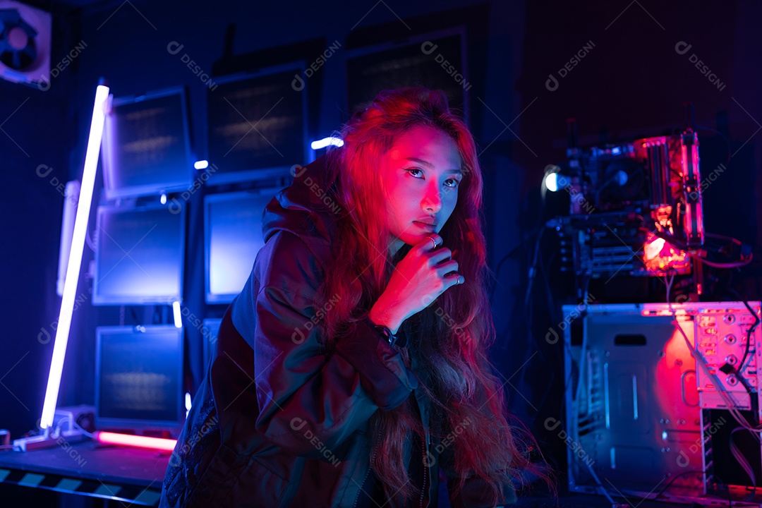 Jogadores felizes jogando videogame online com telefone celular inteligente com luzes de neon