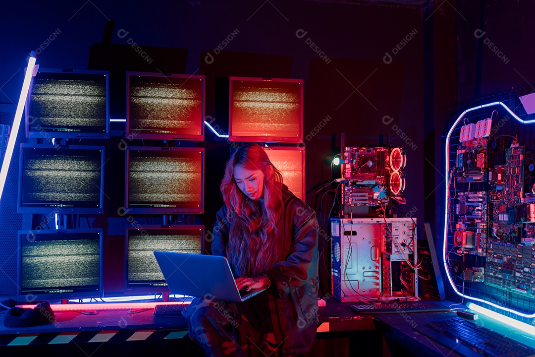 Jogador asiático jogando videogame online ganhando entusiasmo no PC com efeito de iluminação, transmissão ao vivo em casa.