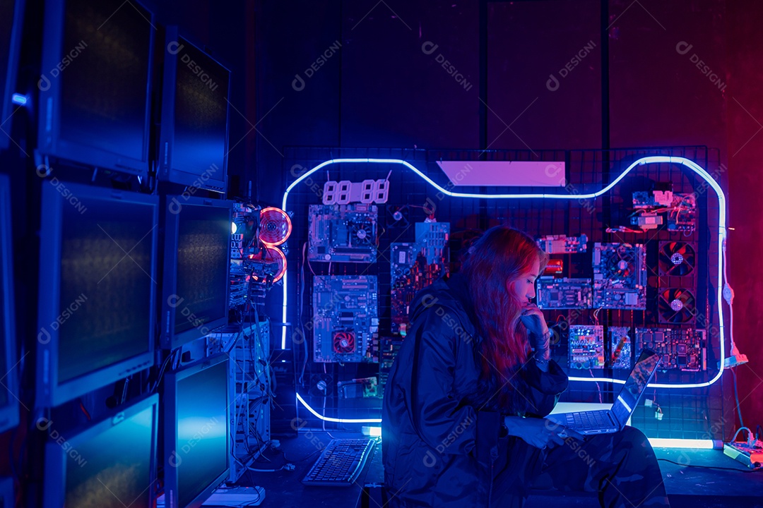 Jogador asiático jogando videogame online ganhando entusiasmo no PC com efeito de iluminação, transmissão ao vivo em casa.