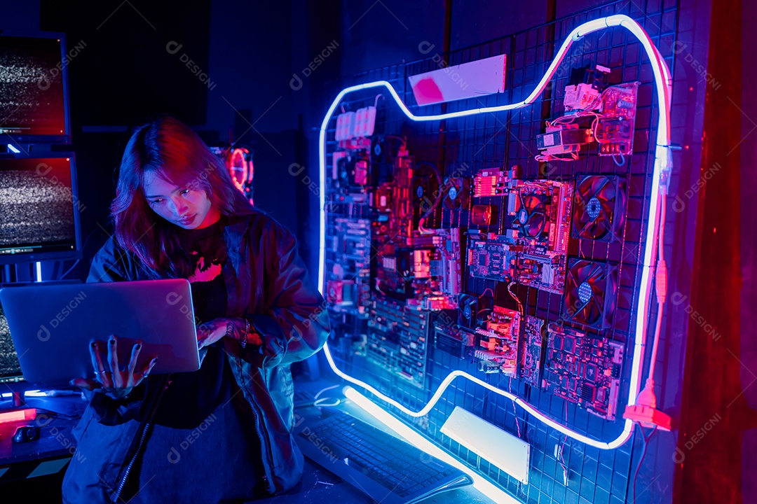 Jogador asiático jogando videogame online ganhando entusiasmo no PC com efeito de iluminação, transmissão ao vivo em casa.