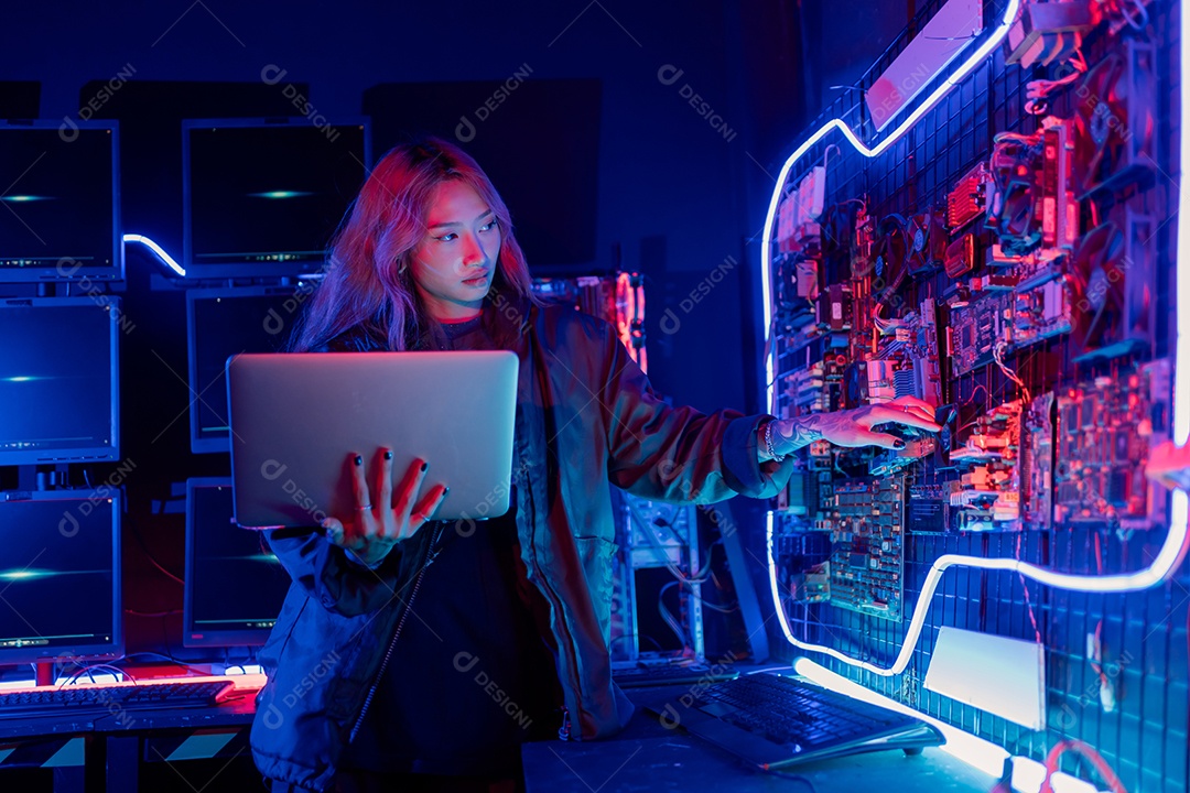 Jogador asiático jogando videogame online ganhando entusiasmo no PC com efeito de iluminação, transmissão ao vivo em casa.