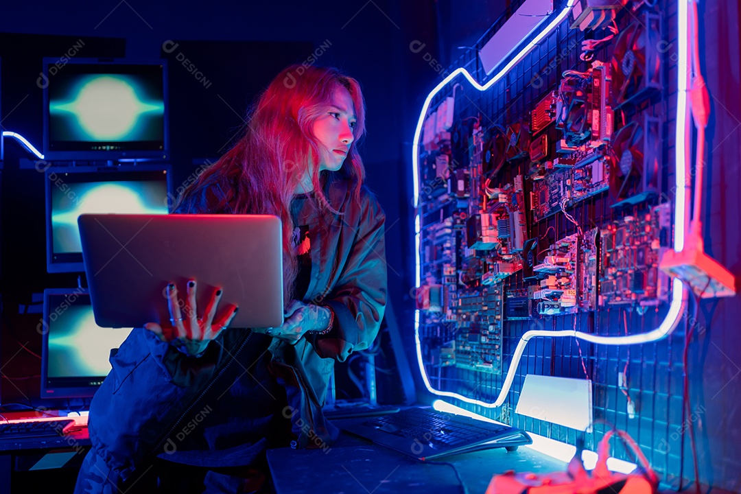 Jogador asiático jogando videogame online ganhando entusiasmo no PC com efeito de iluminação, transmissão ao vivo em casa.