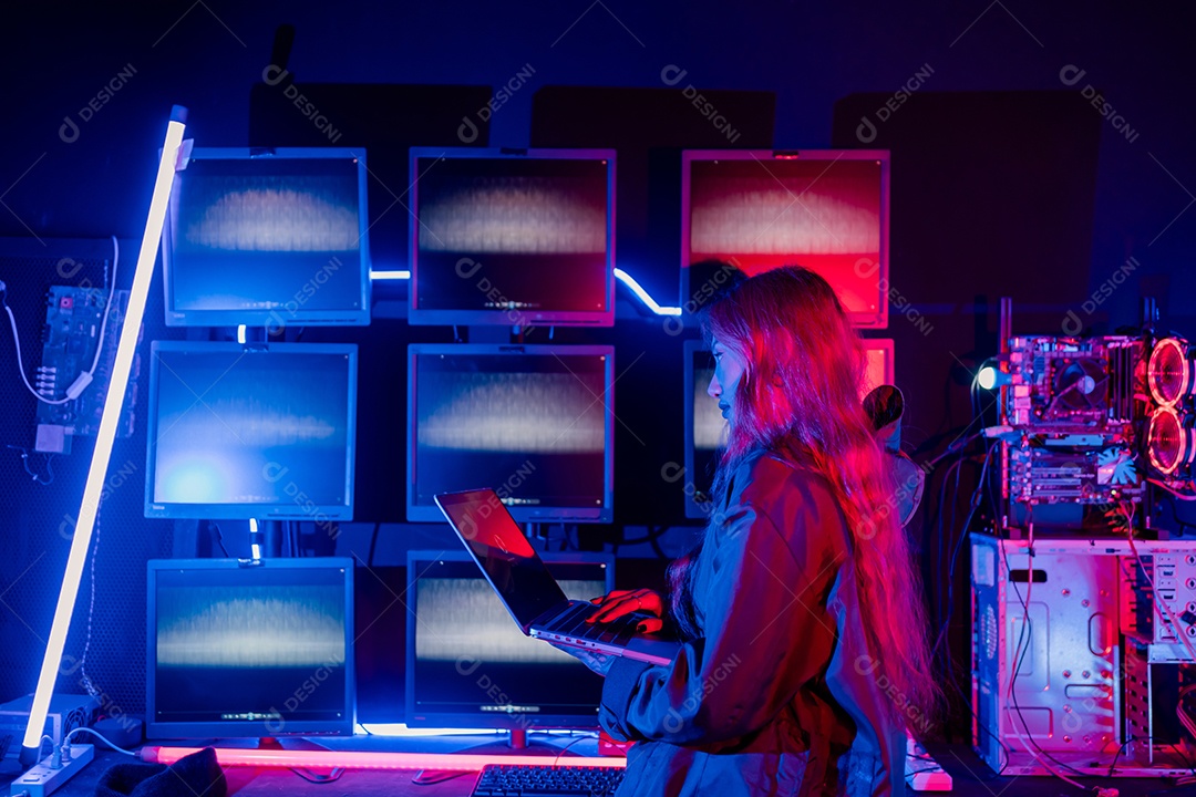 Jogador asiático jogando videogame online ganhando entusiasmo no PC com efeito de iluminação, transmissão ao vivo em casa.