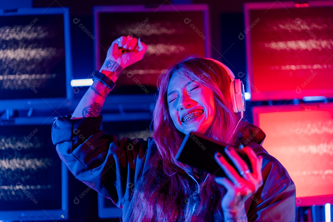 Jogadores felizes jogando videogame online com telefone celular inteligente com luzes de neon