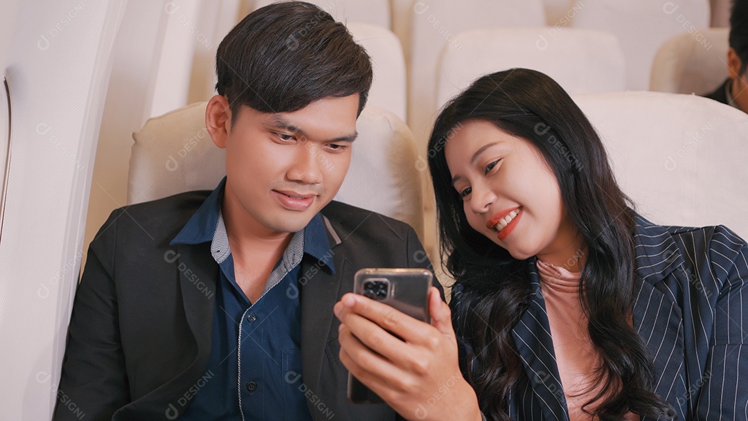 Empresário asiático e empresária tirando foto selfie com smartphone juntos aproveitando o momento