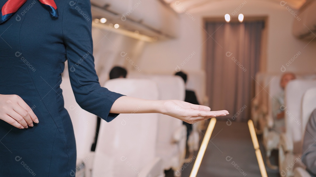 Aeromoça de avião Gesto de boas-vindas com a mão