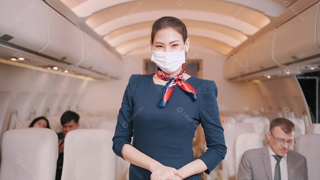 Aeromoça usando máscara para proteção contra germes durante a viagem.