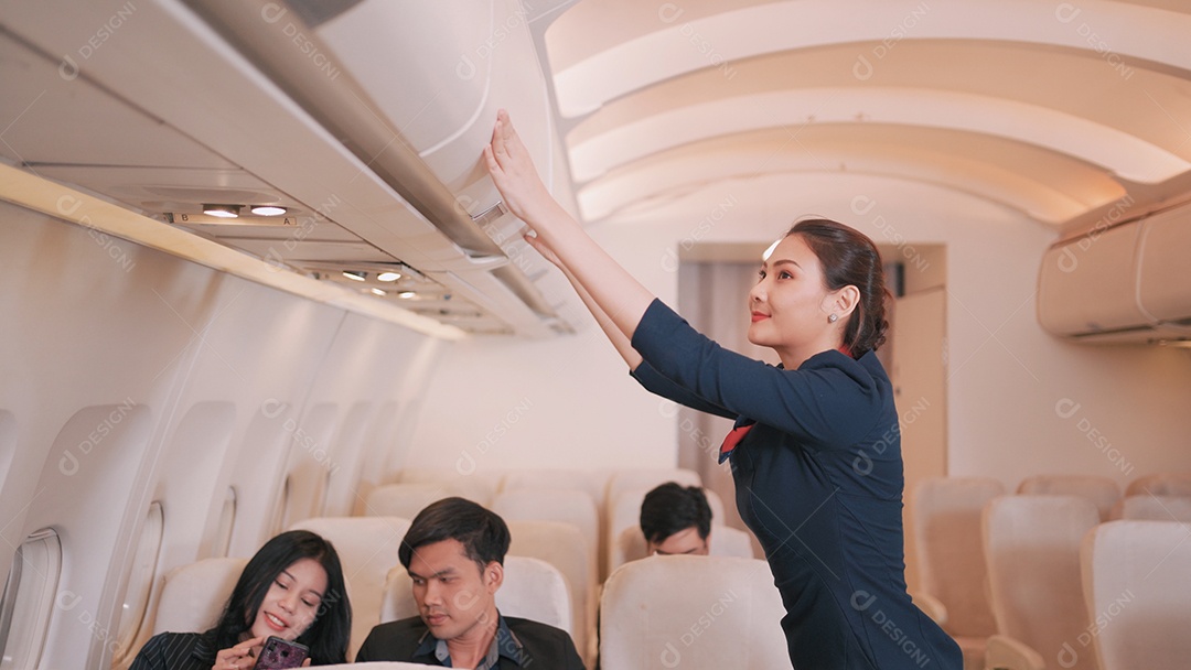 Aeromoça asiática Verifica se está completo Fecha os compartimentos de bagagem no voo do avião