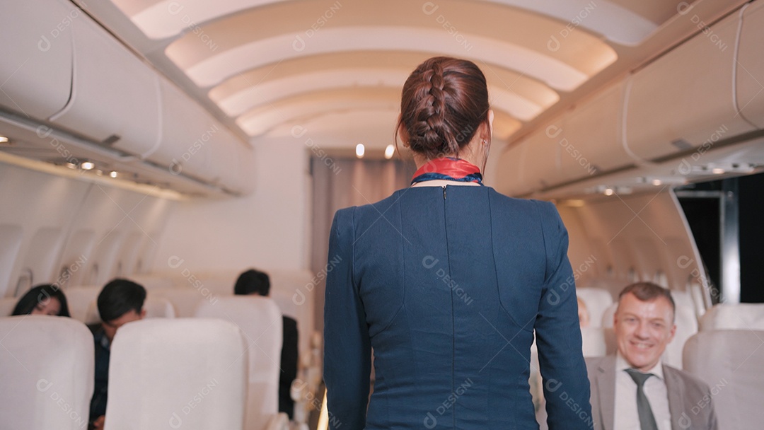 Aeromoça asiática Verifica se está completo Fecha os compartimentos de bagagem no voo do avião