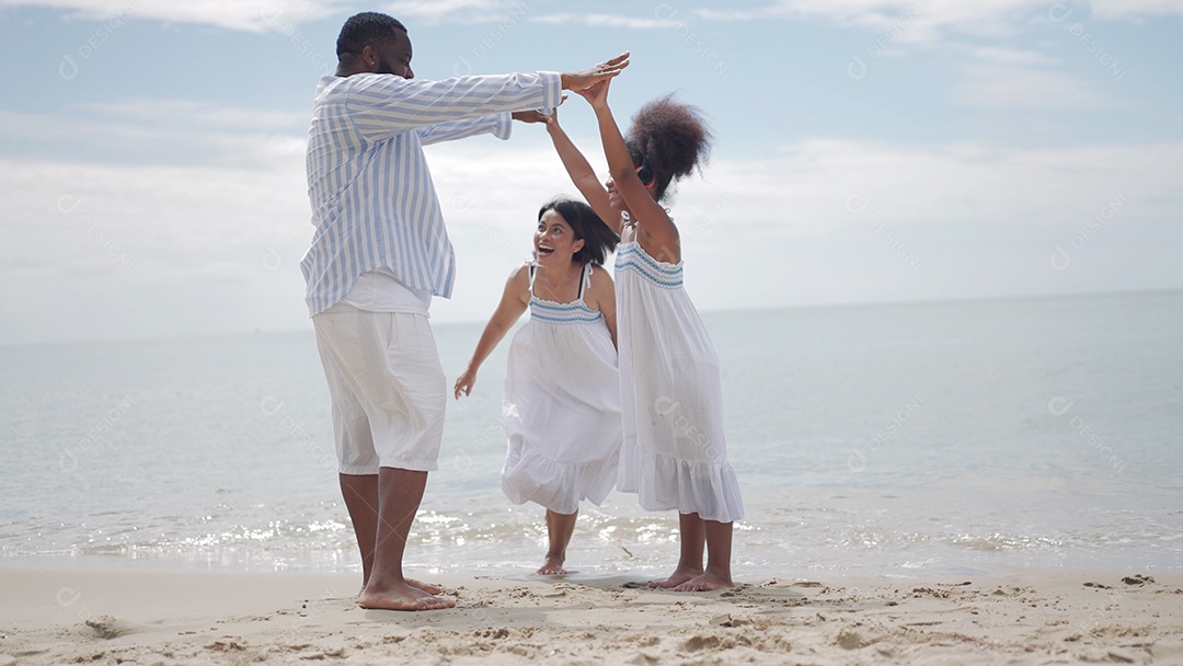 Etnia Família feliz Africanos Divirta-se brincando na praia, férias de verão