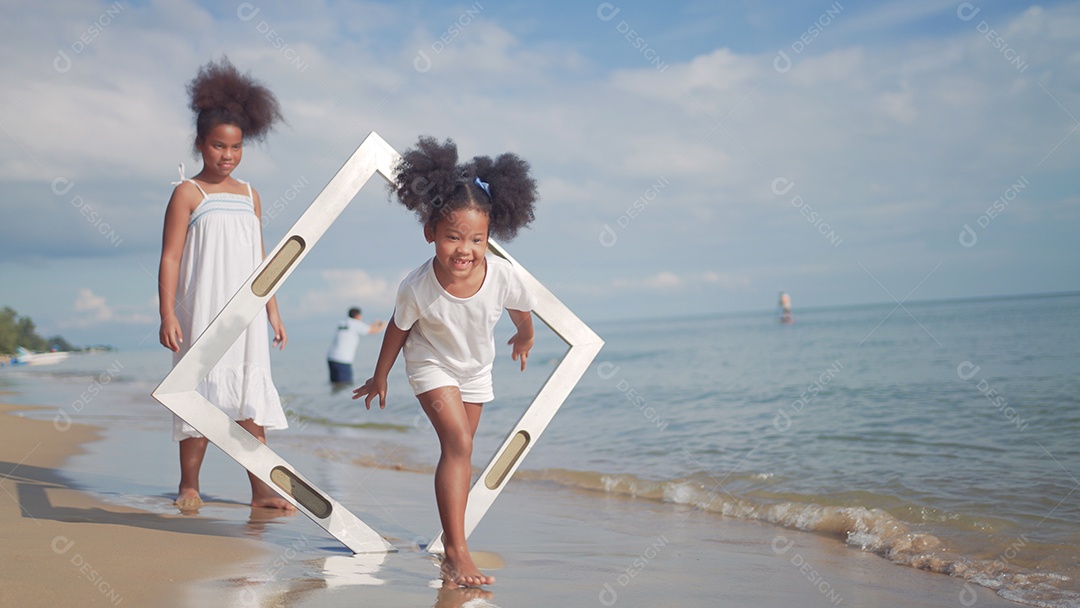 Etnia Família feliz Africanos Divirta-se brincando na praia, férias de verão