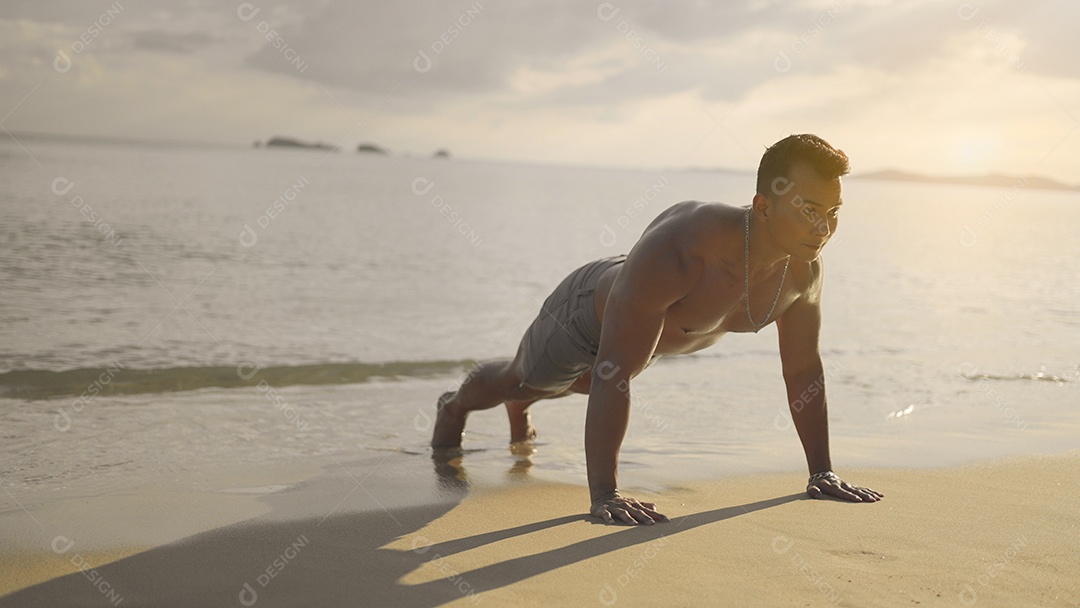O treino do homem asiático exercício na praia ao ar livre