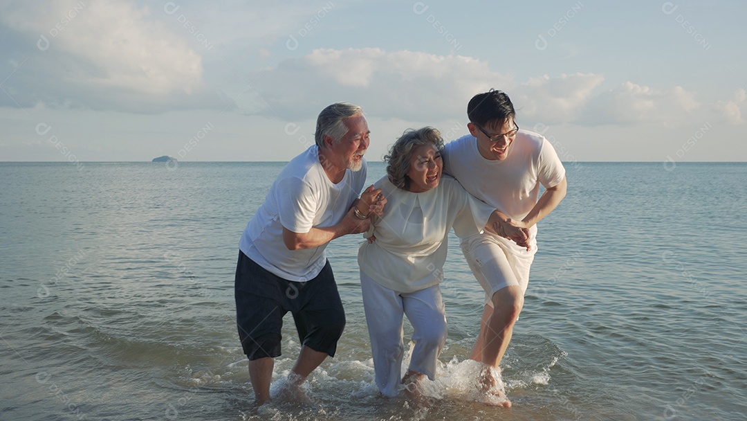 Felicidade, família asiática, filho e casal, aposentados idosos, descansando, viajando na praia do pôr do sol