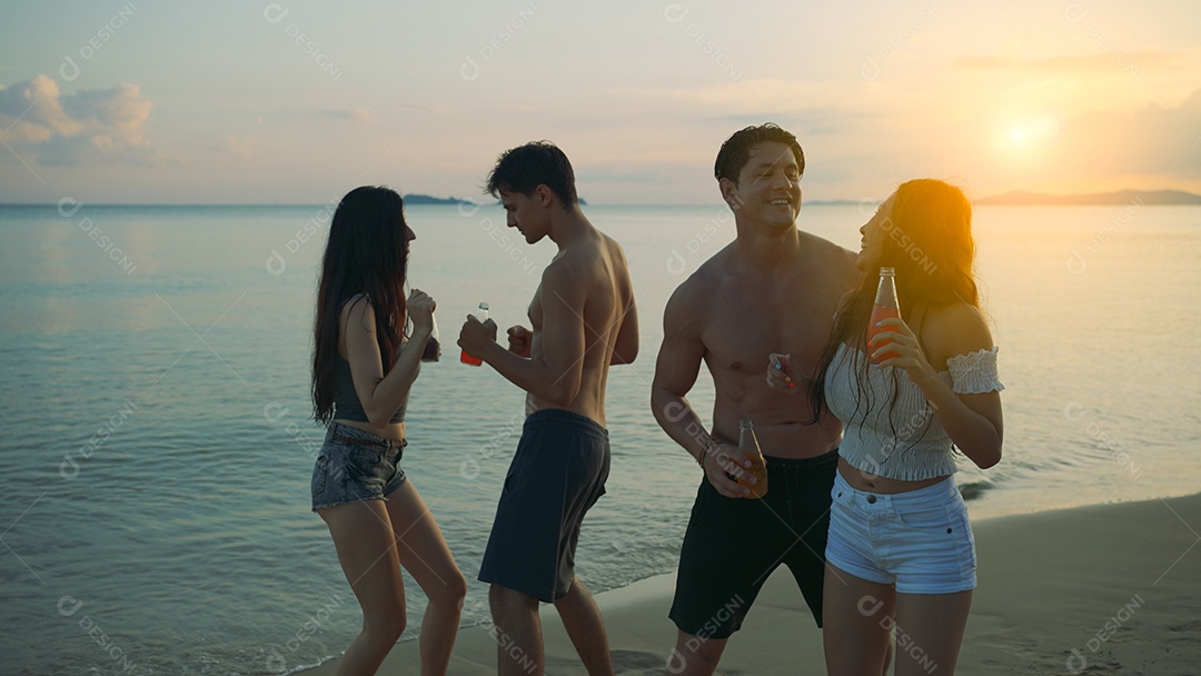 Grupo de amigos na praia bebendo e se divertindo em viagem
