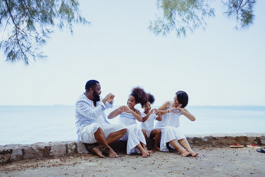 Etnia Família feliz Africanos Desfrute de relaxamento descansando na praia férias de verão