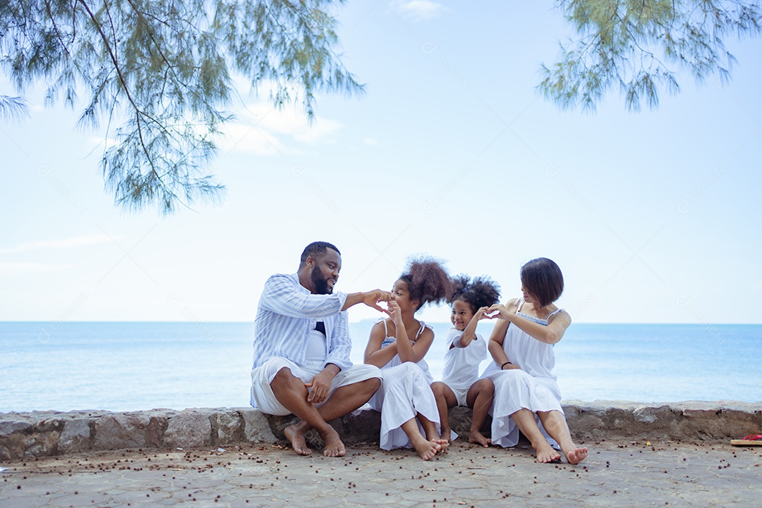Etnia Família feliz Africanos Desfrute de relaxamento descansando na praia férias de verão