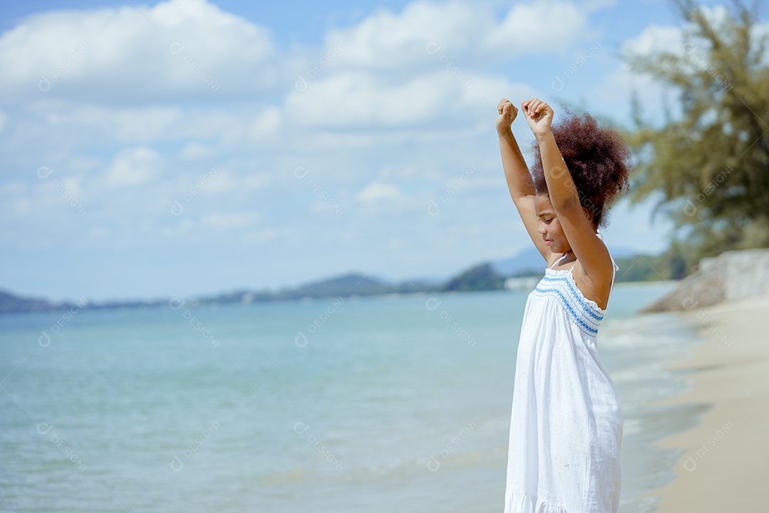 Menina andando sobre areia da praia em férias de verão