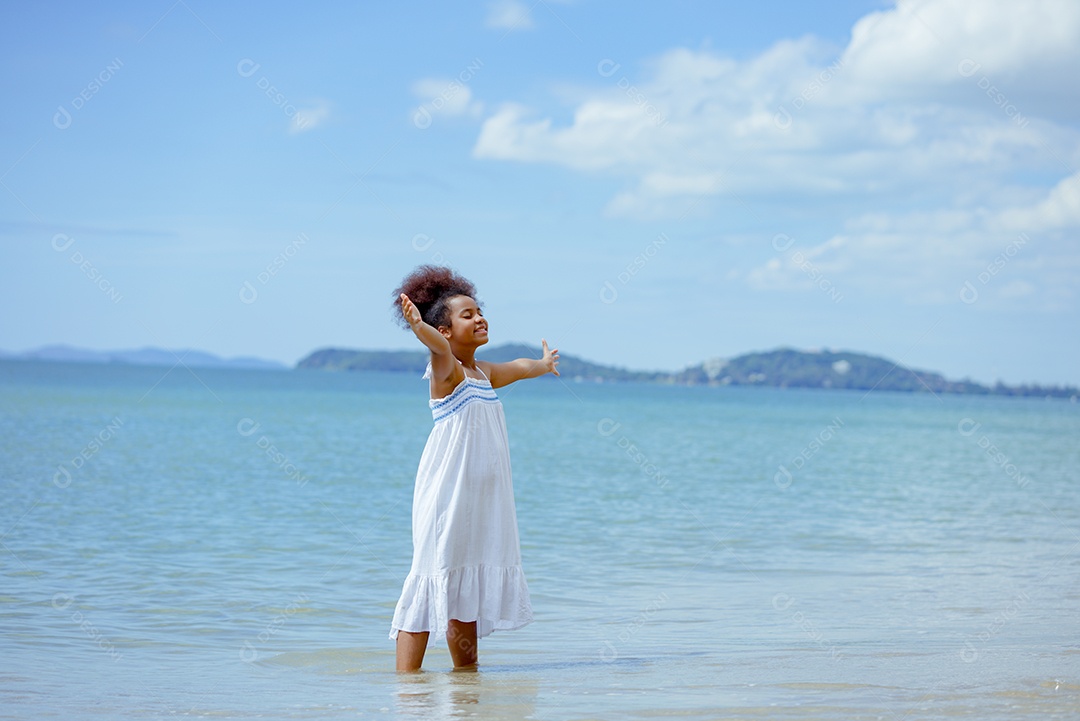 Menina andando sobre areia da praia em férias de verão