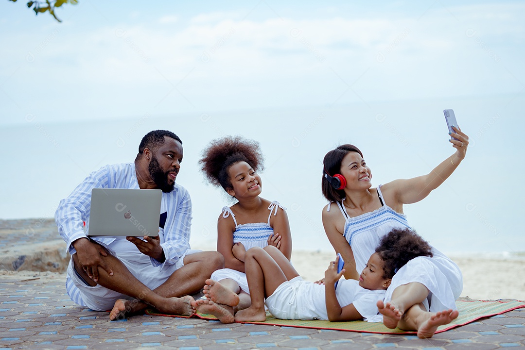 Família africana feliz Desfrute de relaxamento descansando na praia férias de verão