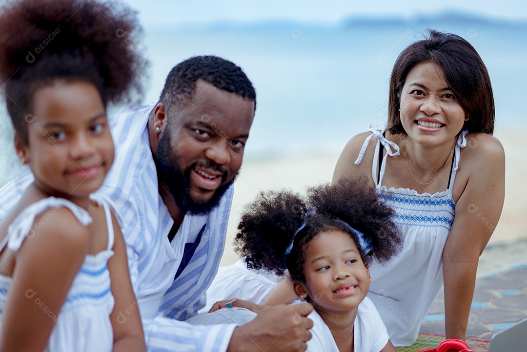 Família africana feliz Desfrute de relaxamento descansando na praia férias de verão