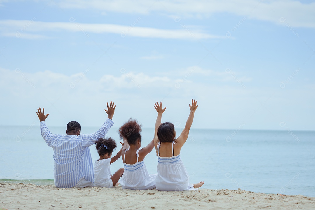 Família africana feliz Desfrute de relaxamento descansando na praia férias de verão