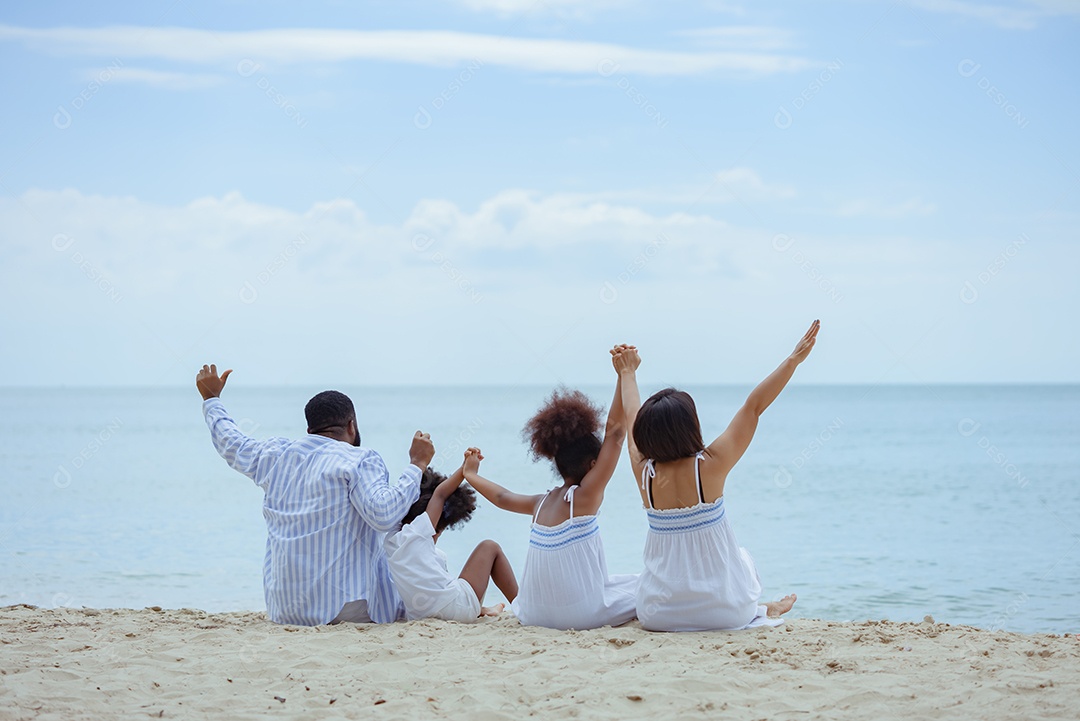 Família africana feliz Desfrute de relaxamento descansando na praia férias de verão