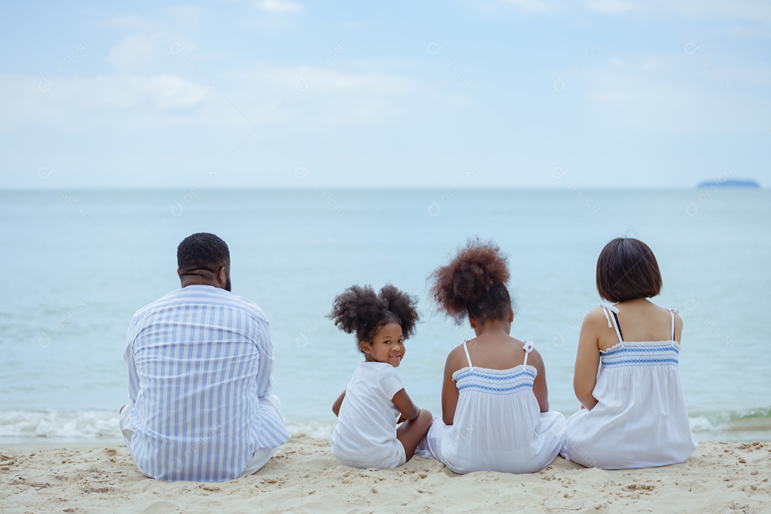 Família africana feliz Desfrute de relaxamento descansando na praia férias de verão
