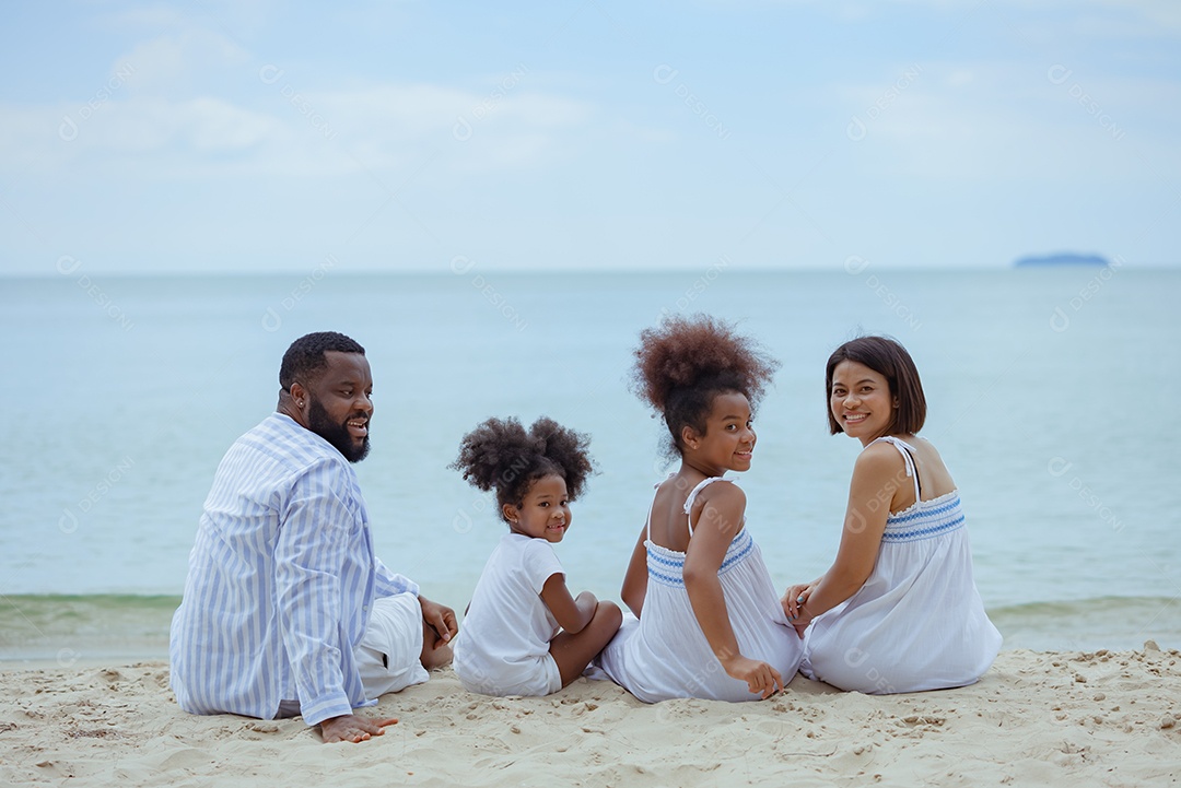 Família africana feliz Desfrute de relaxamento descansando na praia férias de verão