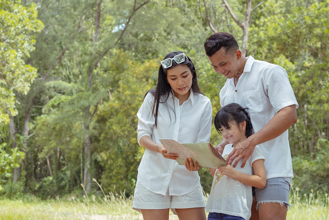 Família asiática feliz com a filha brincando e viajando na floresta nos feriados de fim de semana