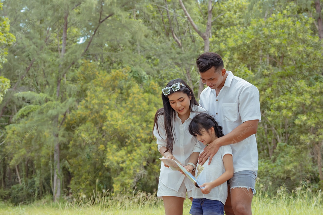 Família asiática feliz com a filha brincando e viajando na floresta nos feriados de fim de semana
