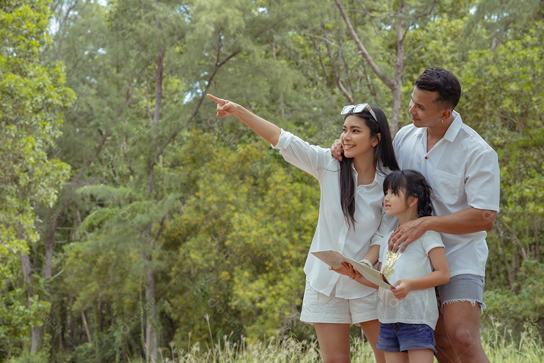 Família asiática feliz com a filha brincando e viajando na floresta nos feriados de fim de semana