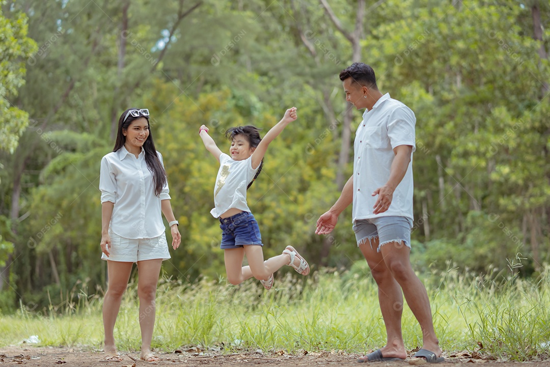Família asiática feliz com a filha brincando e viajando na floresta nos feriados de fim de semana