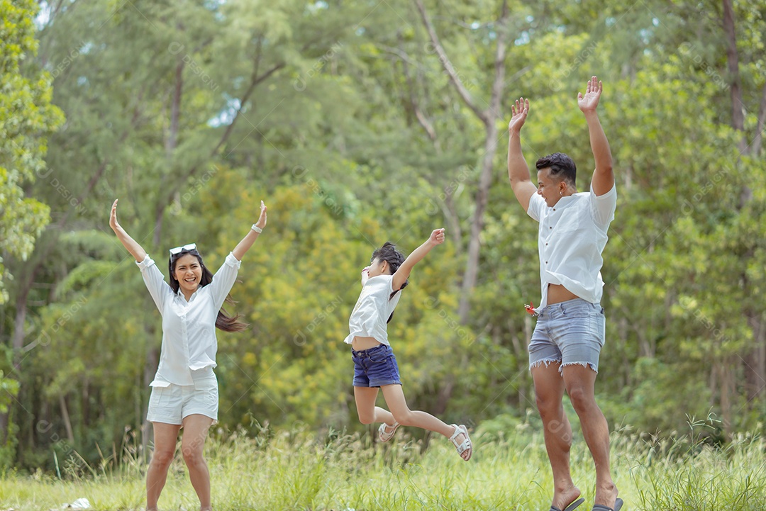 Família asiática feliz com a filha brincando e viajando na floresta nos feriados de fim de semana