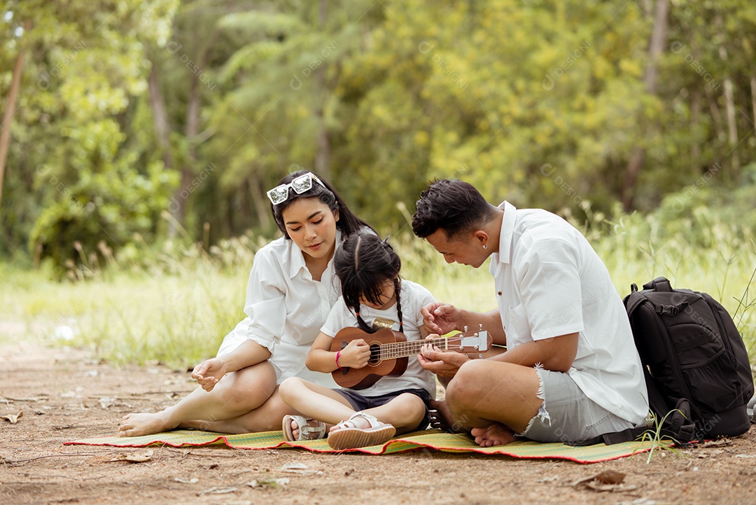 Família asiática feliz com a filha brincando e viajando na floresta nos feriados de fim de semana