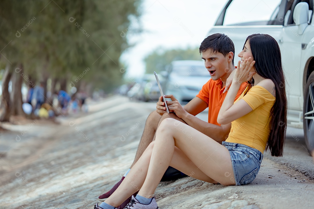 Casal jovem e mulher usando computador portátil para pesquisar educação de estudo de informações