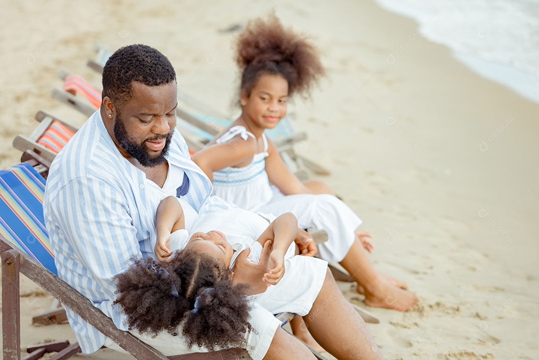 Família africana feliz Desfrute de relaxamento descansando na praia férias de verão