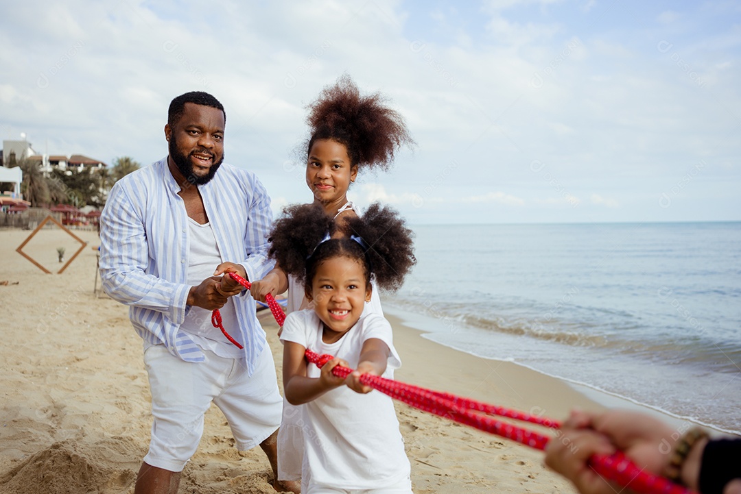 Etnia Família feliz Africanos Divirta-se brincando na praia