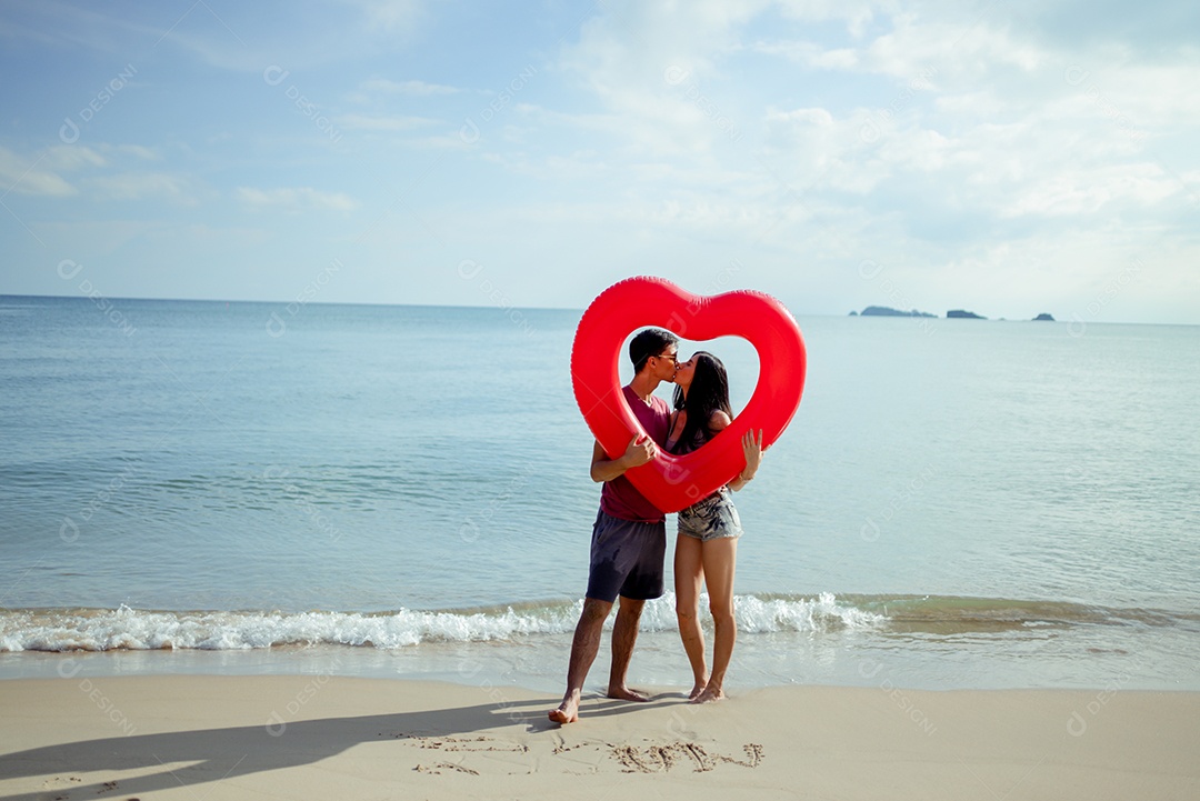 Casal jovem e mulher olhando o mar na praia viajam felizes