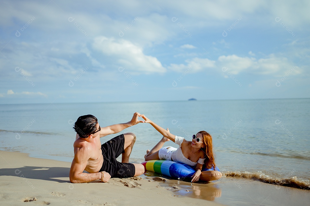 Casal jovem na praia viajam felizes