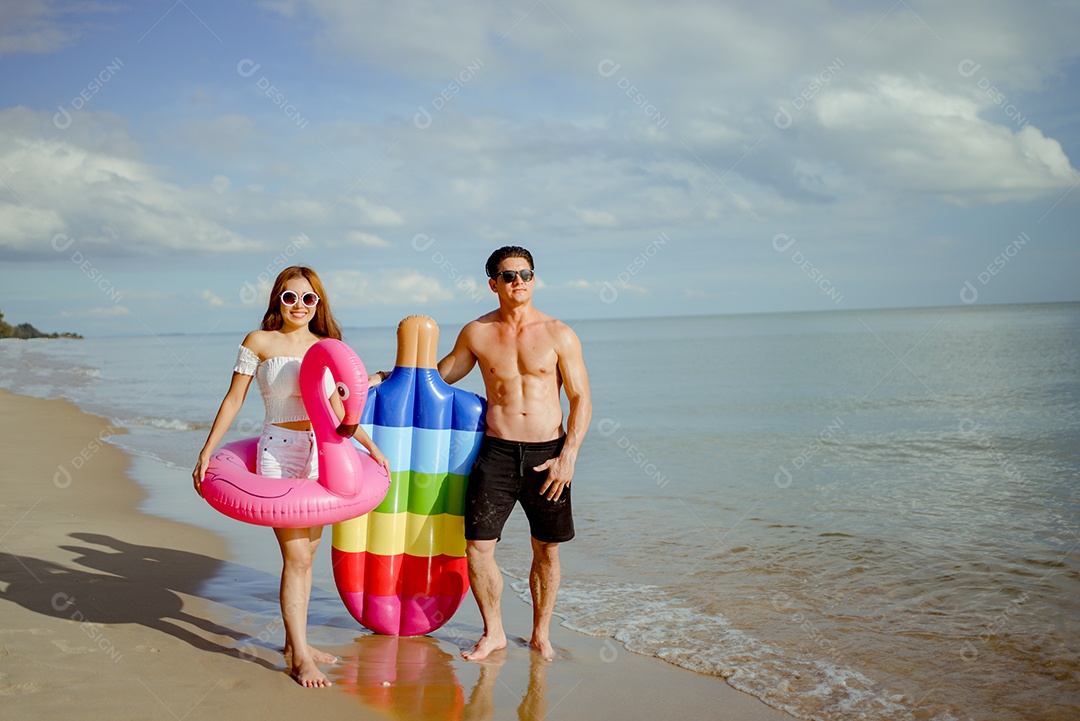 Casal jovem na praia viajam felizes