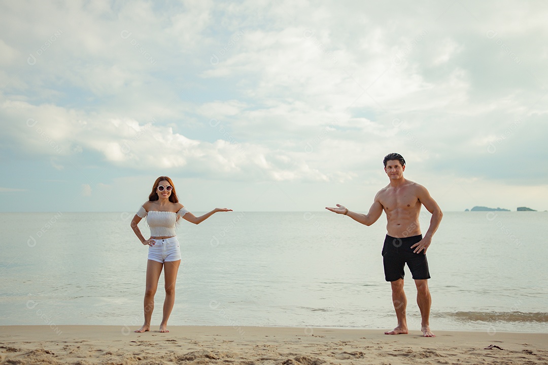 Casal jovem na praia viajam felizes