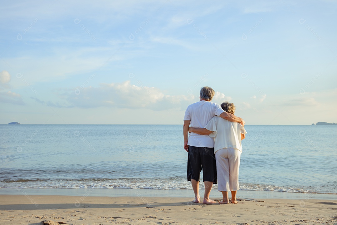 Casal asiático idoso sênior se aposenta descansando abraçado na família de lua de mel