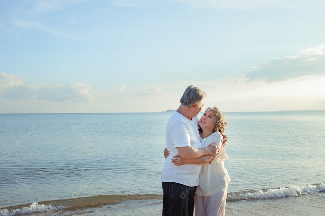 Casal asiático idoso sênior se aposenta descansando abraçado na família de lua de mel d