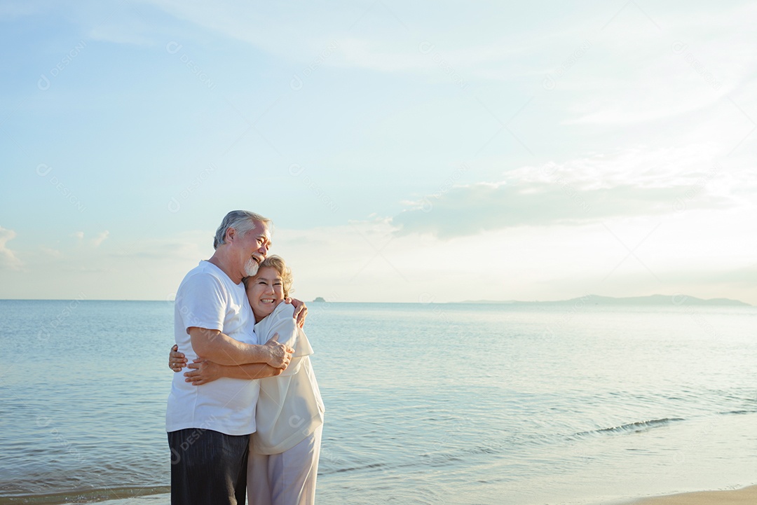 Casal asiático idoso sênior se aposenta descansando abraçado na família de lua de mel d
