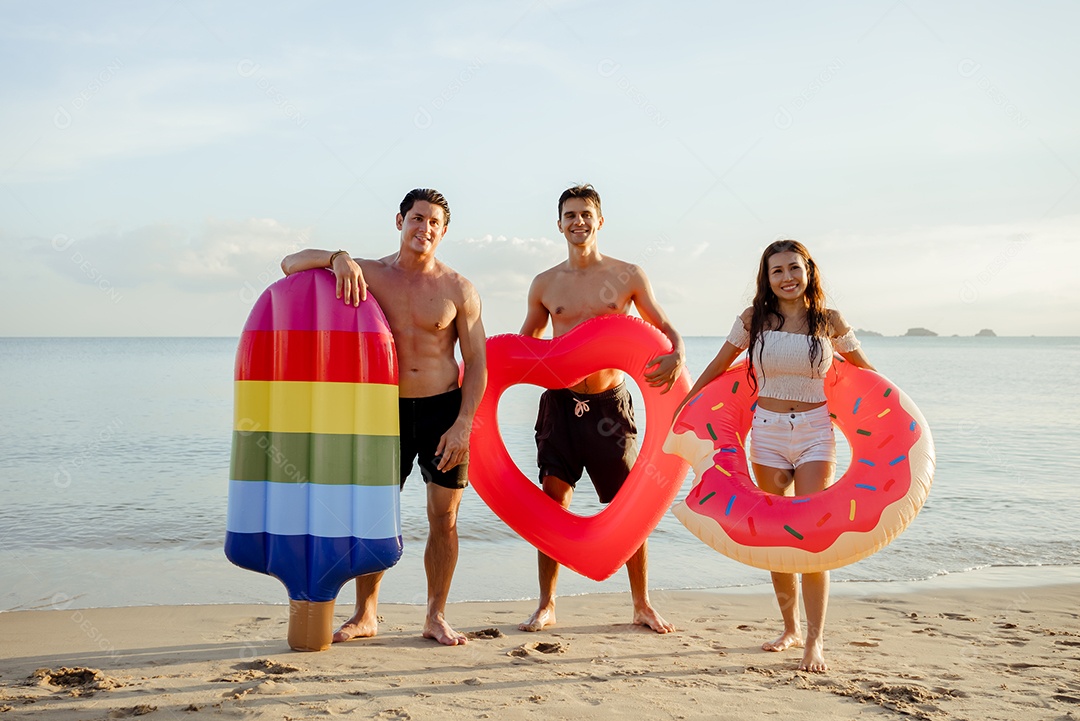 Amigos do grupo aproveitam a vida brincando e a praia da liberdade ao pôr do sol