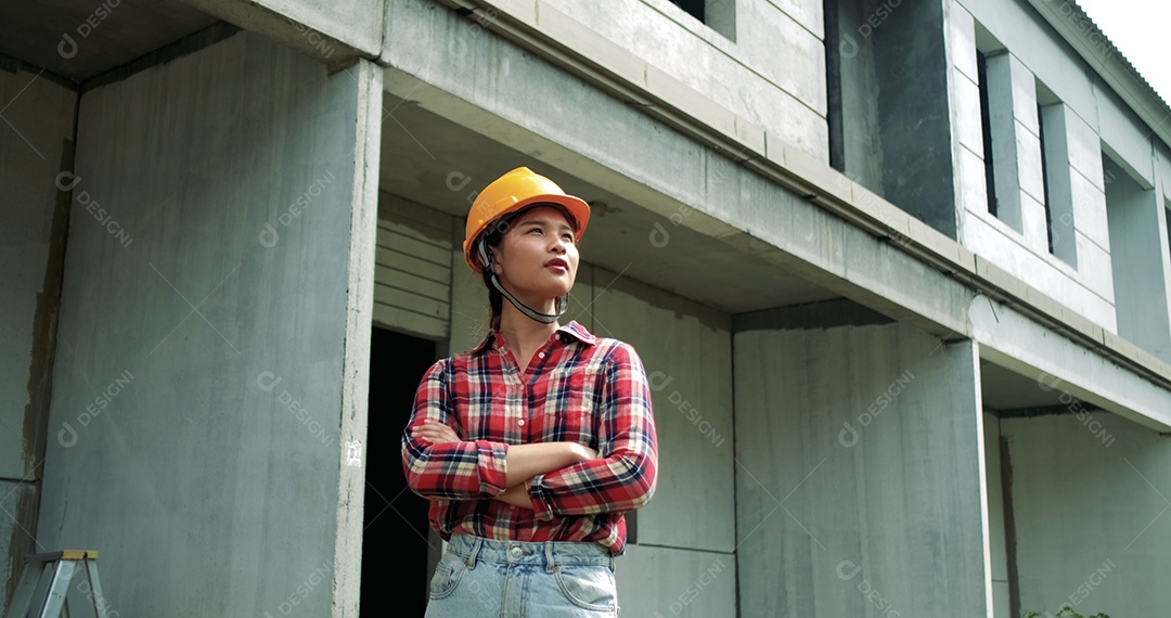Retrato do equipamento de segurança do jovem engenheiro asiático no canteiro de obras.