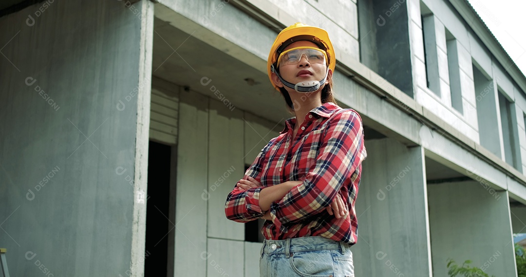 Retrato do equipamento de segurança do jovem engenheiro asiático no canteiro de obras.