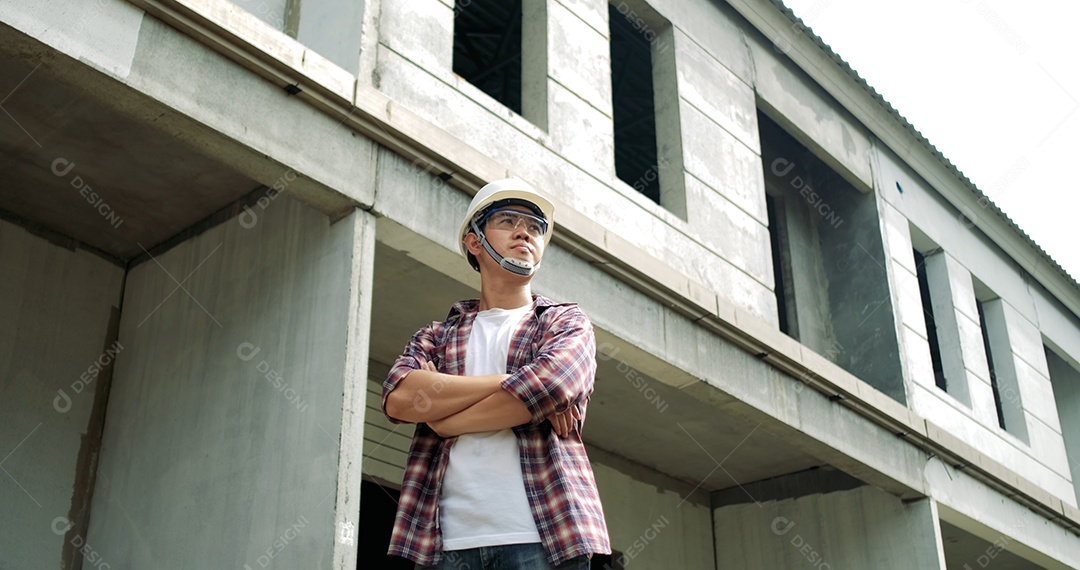 Retrato do equipamento de segurança do jovem engenheiro asiático no canteiro de obras.