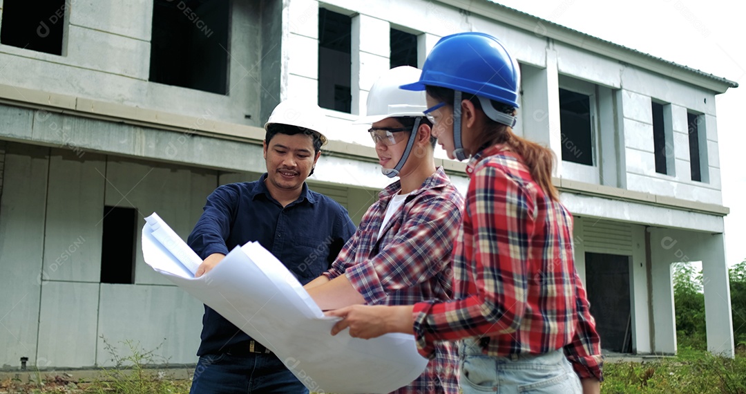 Grupo de empresários asiáticos discutindo projeto imobiliário, construção de novo prédio.