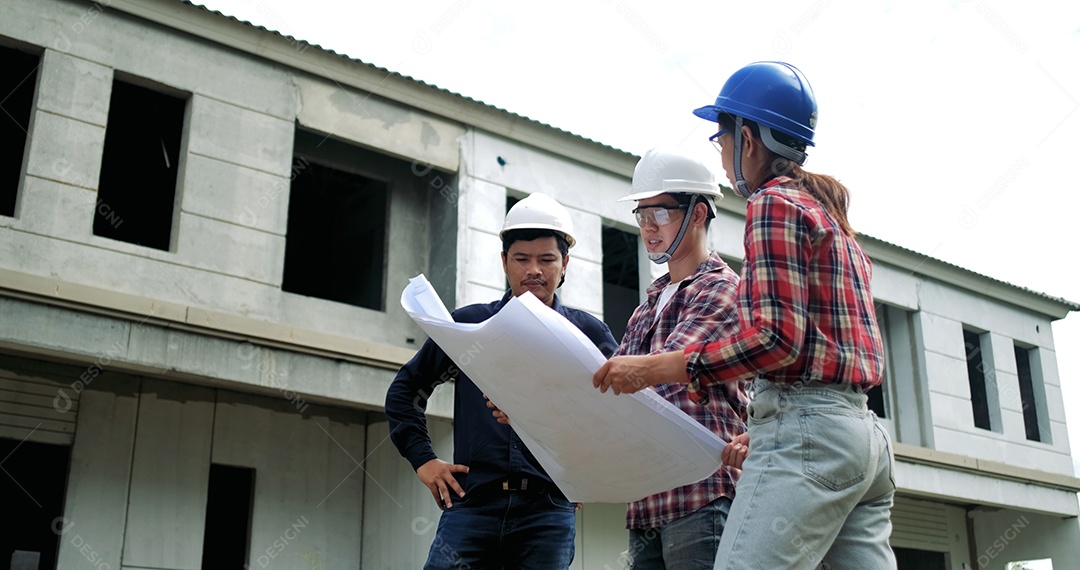 Grupo de empresários asiáticos discutindo projeto imobiliário, construção de novo prédio.